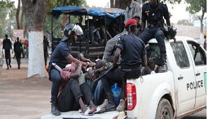 Opération de sécurisation à Dakar : La gendarmerie procède à des interpellations, la destruction de baraques et la saisie d’armes